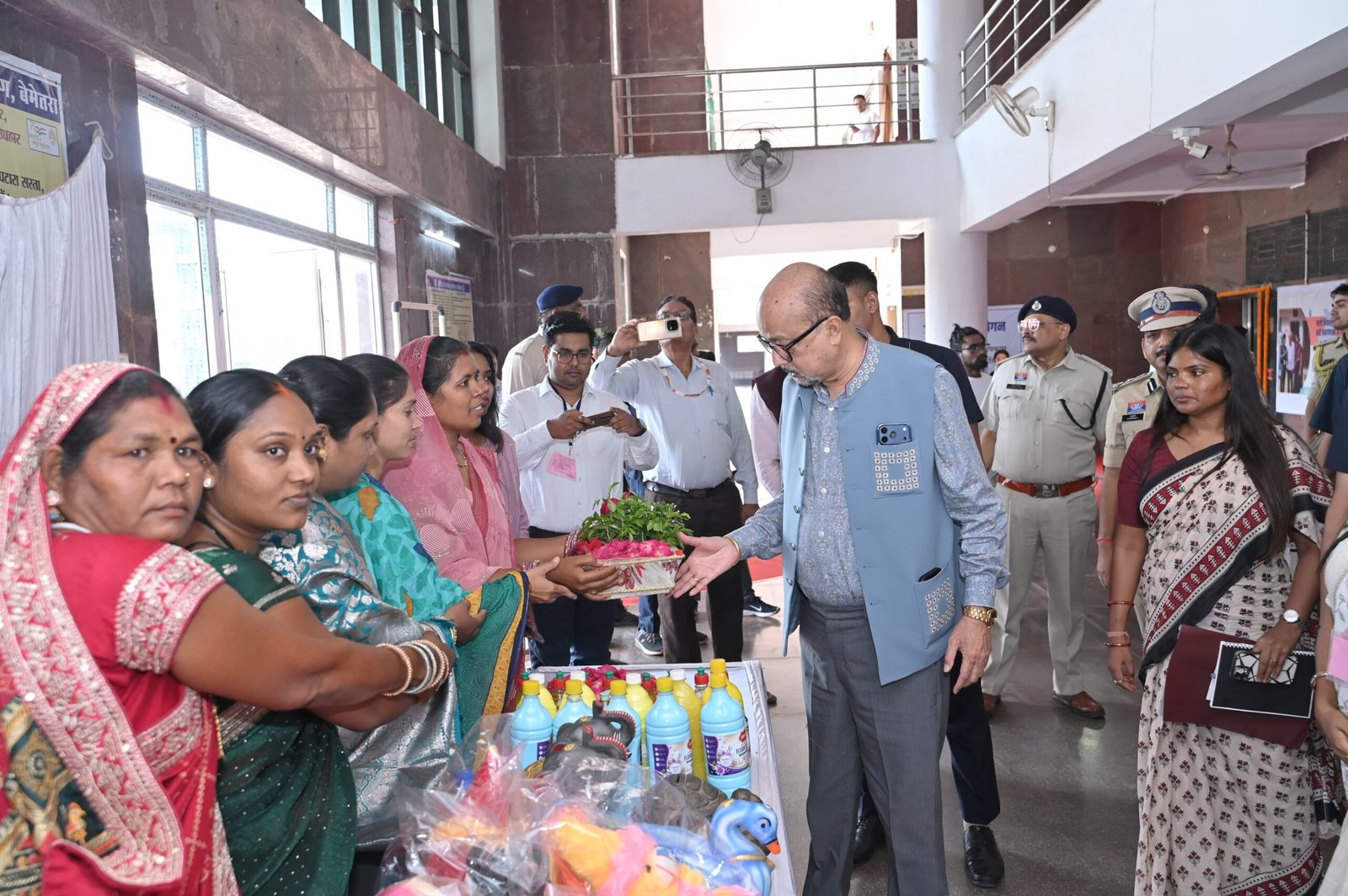 आत्मनिर्भरता, आजीविका गतिविधियों और ग्रामीण महिलाओं के आत्मविश्वास की खुलकर प्रशंसा*