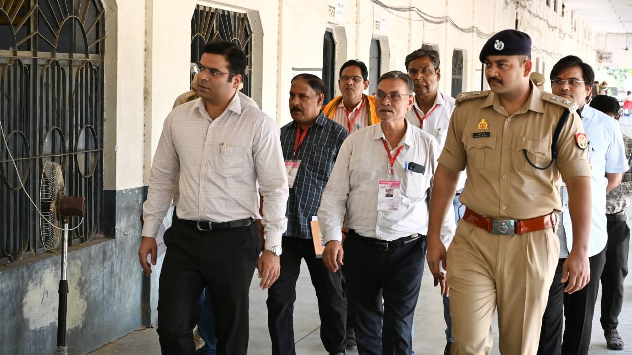 लेखपाल भर्ती परीक्षा के दौरान जिलाधिकारी एवं पुलिस अधीक्षक ने परीक्षा केंद्रों का किया संयुक्त निरीक्षण* 