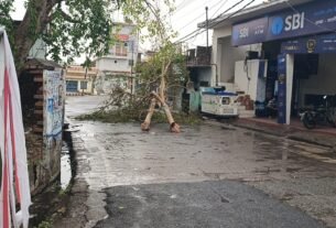 गुरुवार की रात आई आँधी ने नगर तथा ग्रामीण क्षेत्रो मे मचाई तबाही*  0-कई सडके जाम आवाजाही हुई प्रभावित
