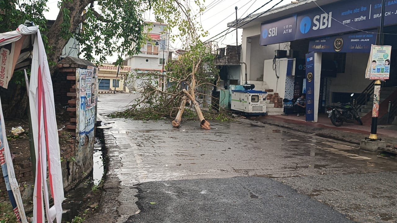 गुरुवार की रात आई आँधी ने नगर तथा ग्रामीण क्षेत्रो मे मचाई तबाही*  0-कई सडके जाम आवाजाही हुई प्रभावित