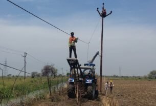 आंधी आने से नगर तथा ग्रामीण क्षेत्रों के सैकडो बिजली के पोल टूटे,लगभग 35गाँव की बिजली गुल*