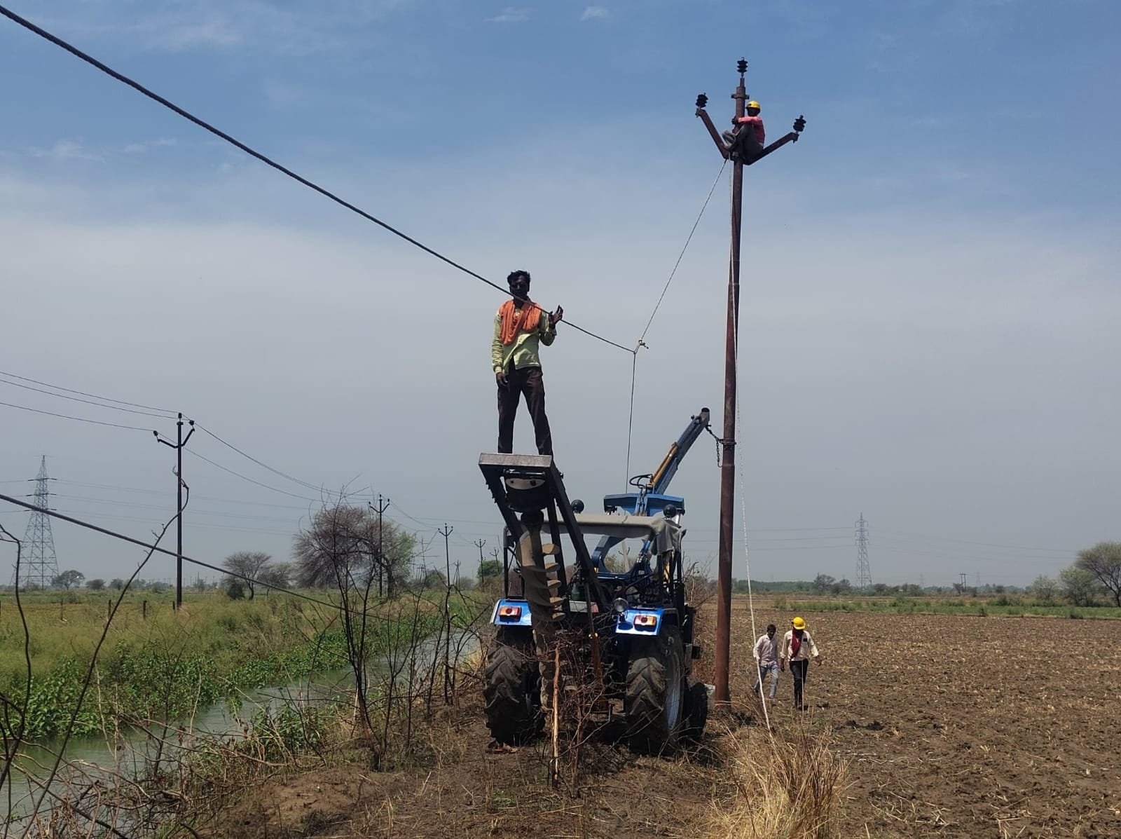 आंधी आने से नगर तथा ग्रामीण क्षेत्रों के सैकडो बिजली के पोल टूटे,लगभग 35गाँव की बिजली गुल*