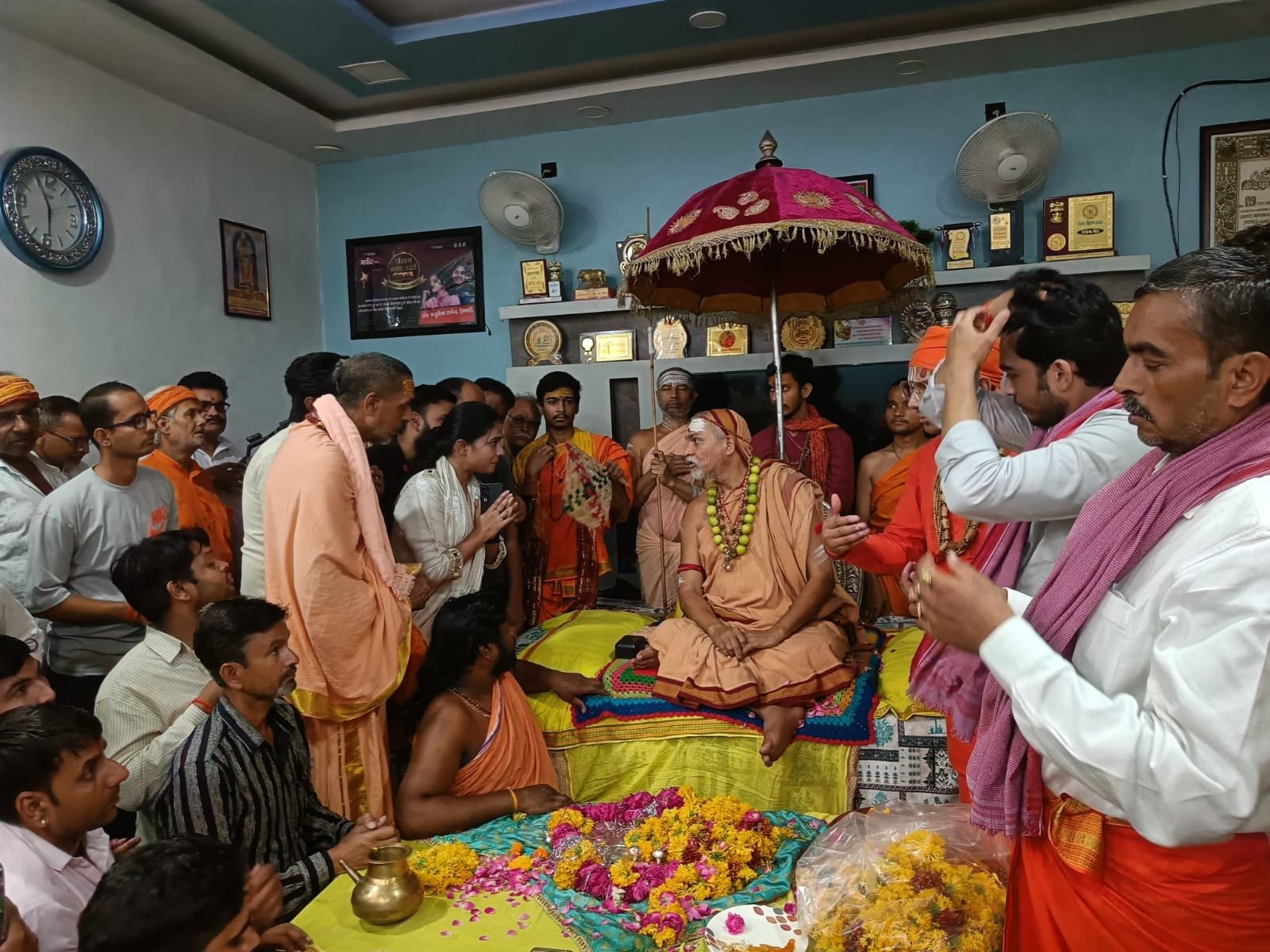 जालौन में शंकराचार्य अविमुक्तेश्वरानंद के दर्शन को पहुचे लोग,सीमित रही भीड*