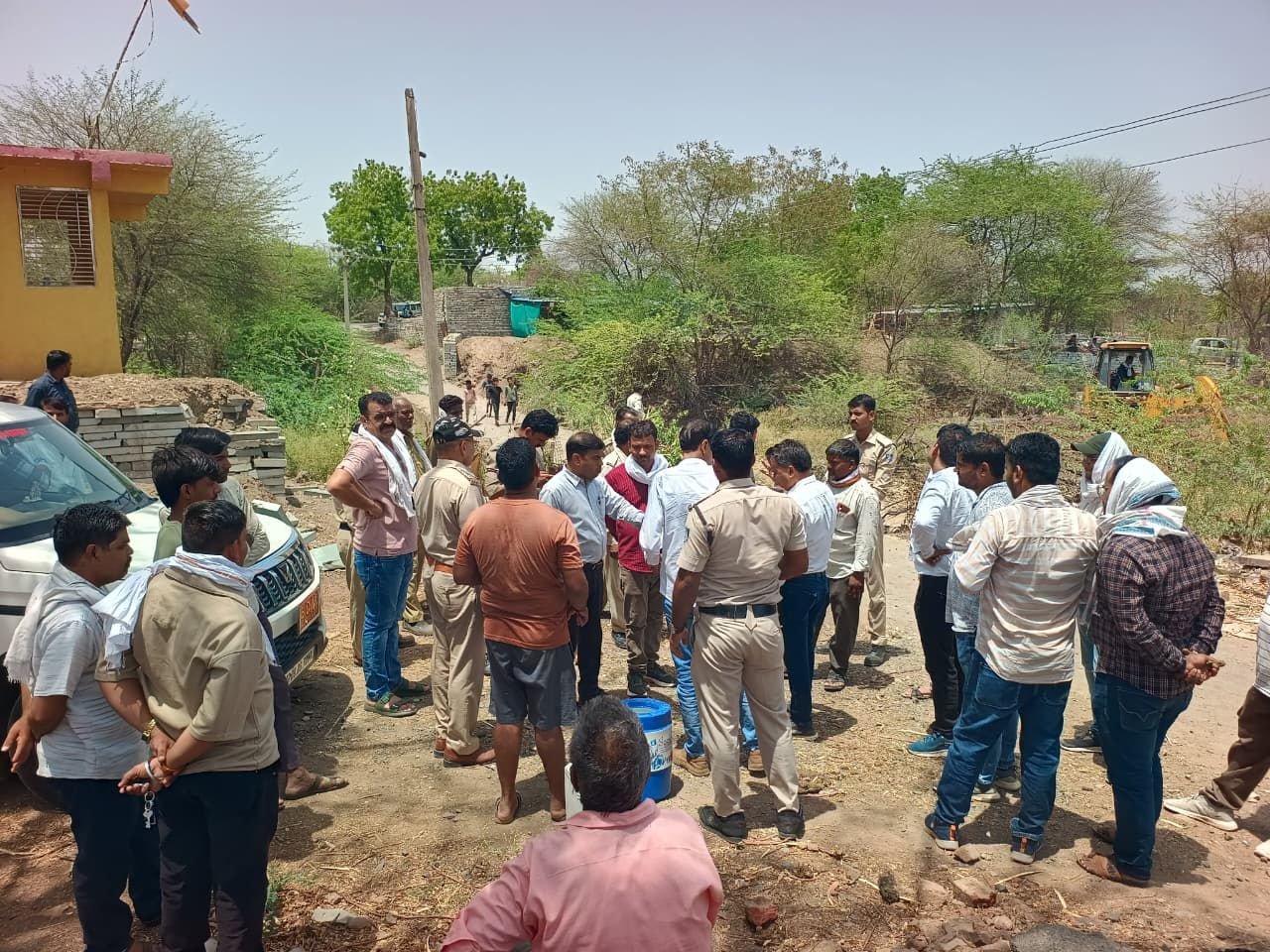 ग्राम ओसरना में नाले से हटवाया जा रहा अतिक्रमण     पिछले वर्ष अतिवृष्टि से घरों में घुसा था पानी, अब मिलेगी राहत