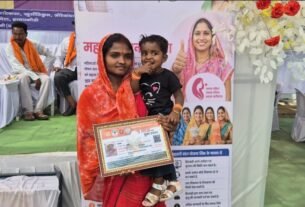 समाधान शिविर में श्रीमती सीमापूरी गोस्वामी को मिला आयुष्मान कार्ड