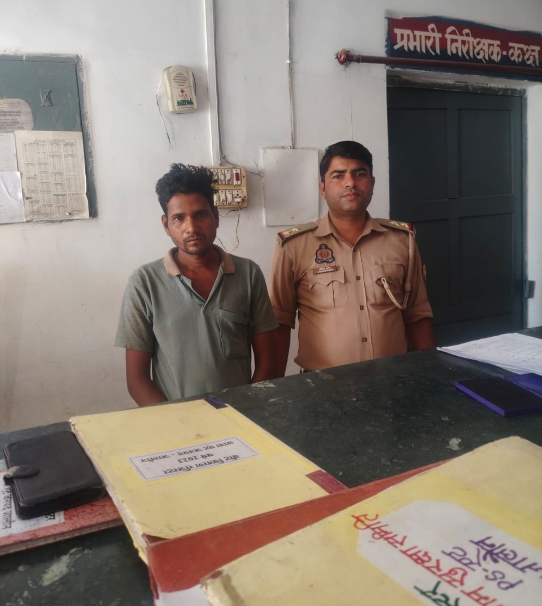 थाना एट पुलिस ने 15 क्वार्टर नजायज देसी शराब पकड़ी ग्राम सोमई पुलिया के पास से प्रदीप बरार गिरफ्तार