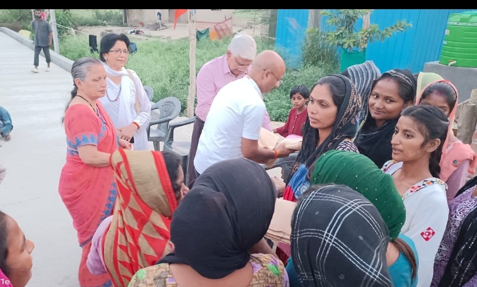 सपेरा समुदाय के परिवारों को एमिटी यूनिवर्सिटी से प्राप्त चादरें वितरित