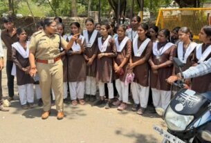 पुलिस थाना यातायात नीमच ने स्कूल के बच्चो की चित्रकला प्रतियोगिता एवं यातायात नियमों से बारे में जागरूक किया 