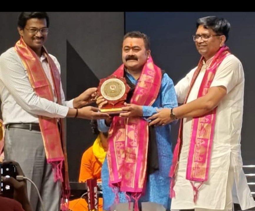 आर्ट ऑफ लिविंग चैरिटेबल ट्रस्ट ने समाजसेवी को किया सम्मानित