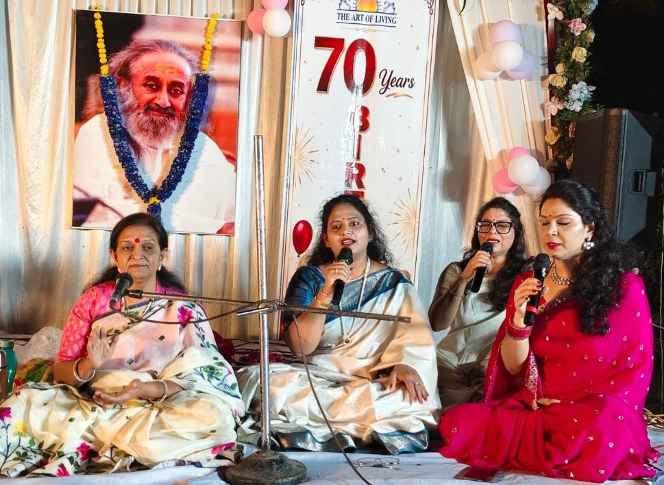 *केक काटकर कर मनाया गया पूज्य गुरूदेव श्री रविशंकर जी का 70वाॅ अवतरण दिवस*