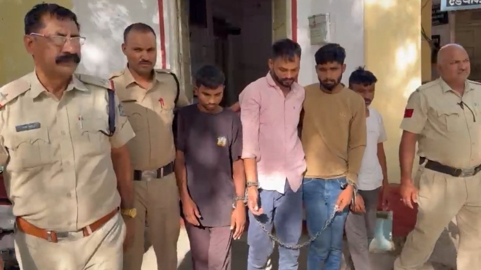 पुलिस थाना नाहरगढ द्वारा अलग अलग राज्यो मे सात मिनट मे ग्रील काटकर डकैती करने वाले शातिर बदमाश अन्तर्राज्यीय डकैत लच्छु गैंग के गिरोह को पकडने मे सफलता हासिल की