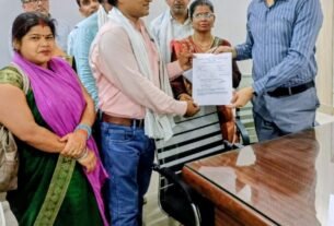 *परिषदीय विद्यालयों में कार्यरत अनुदेशको ने किया अनुबंध नवीनीकरण का विरोध,* 