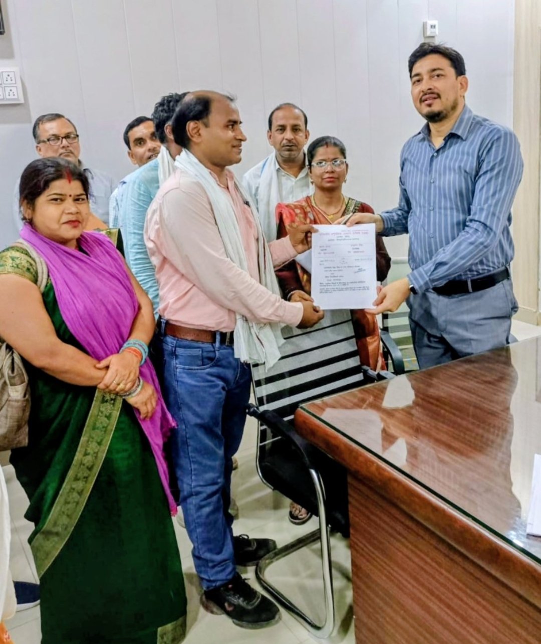  *परिषदीय विद्यालयों में कार्यरत अनुदेशको ने किया अनुबंध नवीनीकरण का विरोध,* 