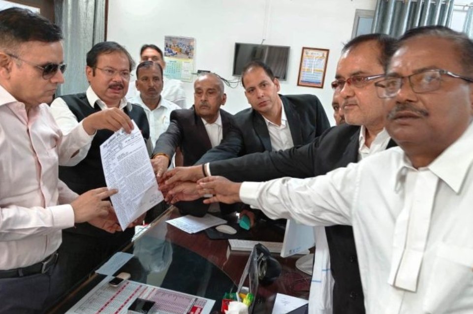 जिला अधिवक्ता संघ ने मंडलायुक्त को सौंपा ज्ञापन, खनन पर प्रतिबंध की मांग* 