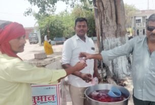 भीषण गर्मी में भक्तों ने बांटा शरबत, श्रद्धालुओं को मिली राहत