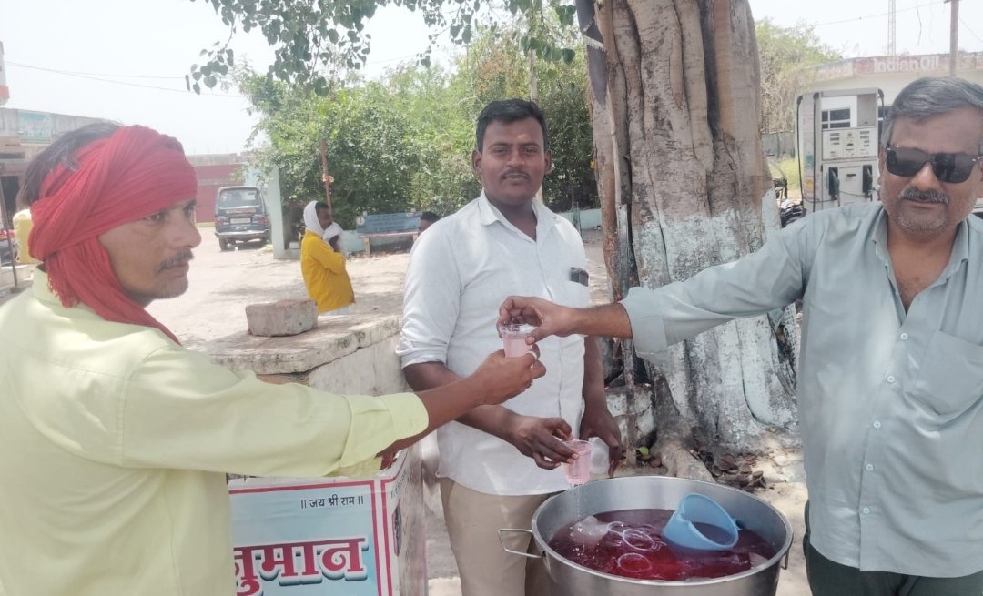 भीषण गर्मी में भक्तों ने बांटा शरबत, श्रद्धालुओं को मिली राहत