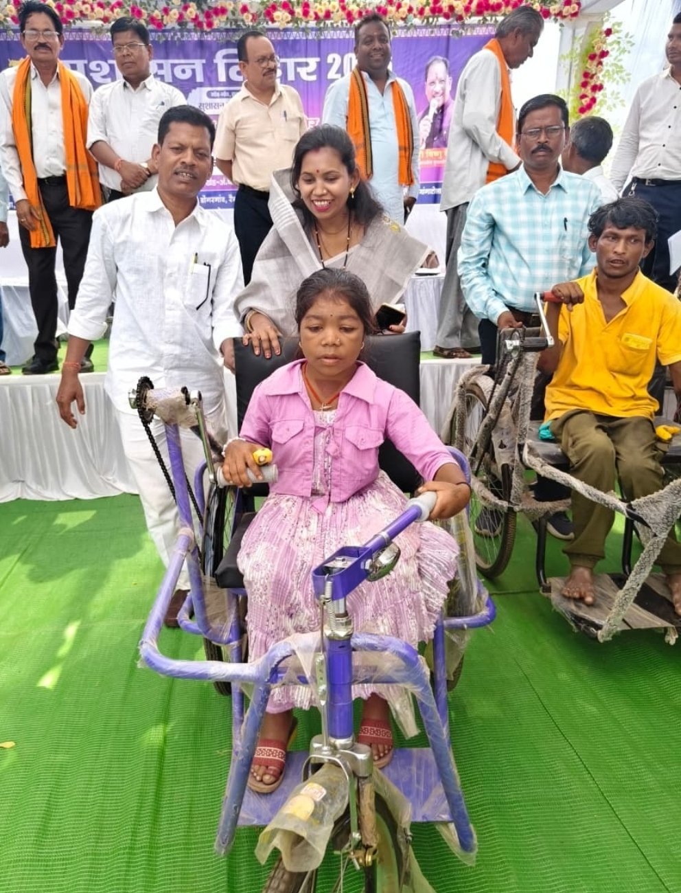 दिव्यांग हितग्राही खोमीन के जीवन को मिली नई रफ्तार, ट्राइसाइकिल बनी आत्मनिर्भरता का आधार*
