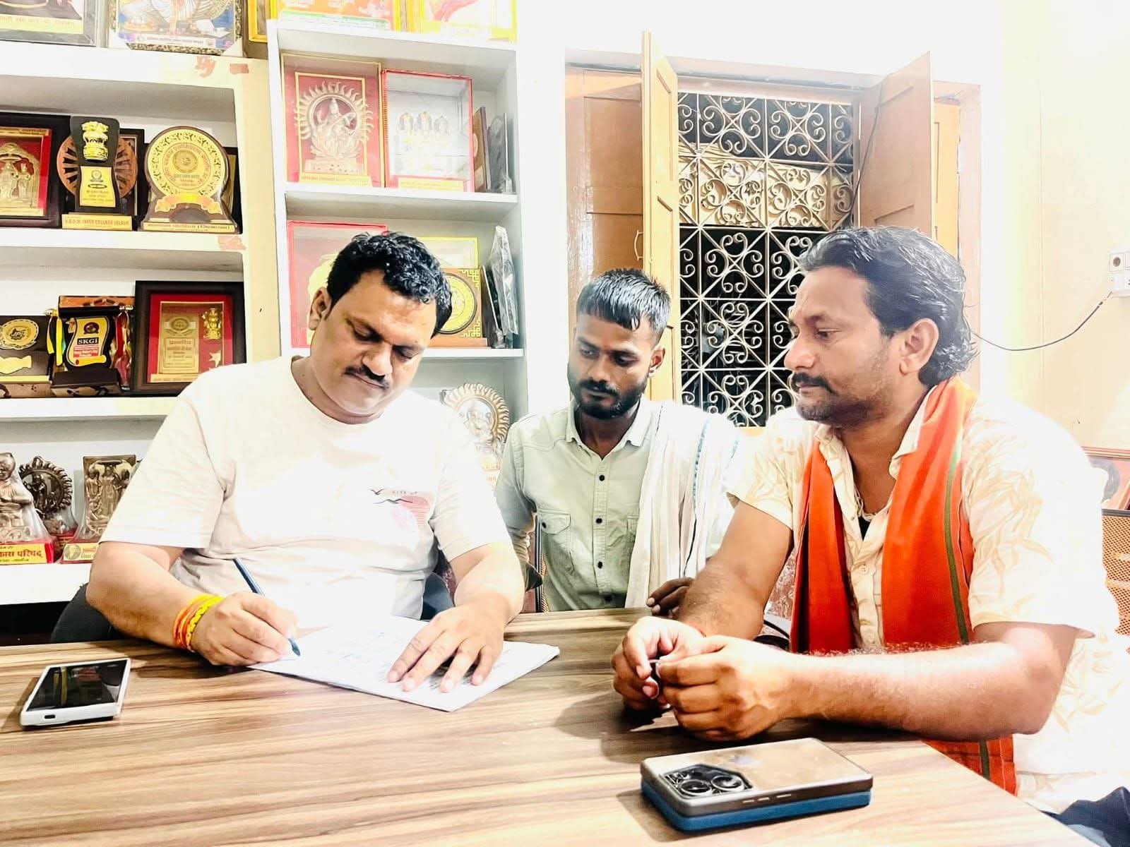*खेल मैदान की मांग ने पकड़ी रफ्तार, युवाओं ने शुरू किया हस्ताक्षर अभियान*