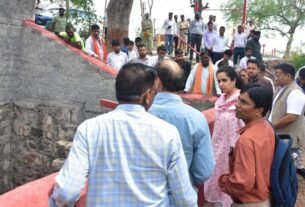 कलेक्टर श्रीमती गर्ग ने ग्राम बूढ़ा में किया प्राचीन बावड़ियों का निरीक्षण