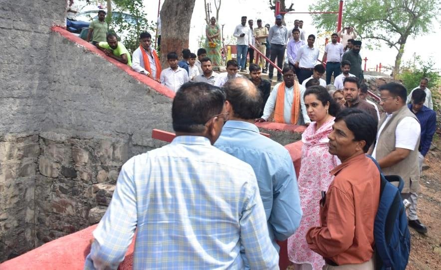 कलेक्टर श्रीमती गर्ग ने ग्राम बूढ़ा में किया प्राचीन बावड़ियों का निरीक्षण