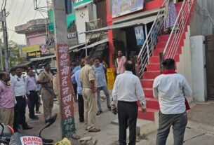 बिजली खेड़ा मार्ग पर अतिक्रमण के खिलाफ प्रशासन की बड़ी कार्रवाई, सड़क किनारे लगे ठेले और अस्थायी दुकानें हटाईं