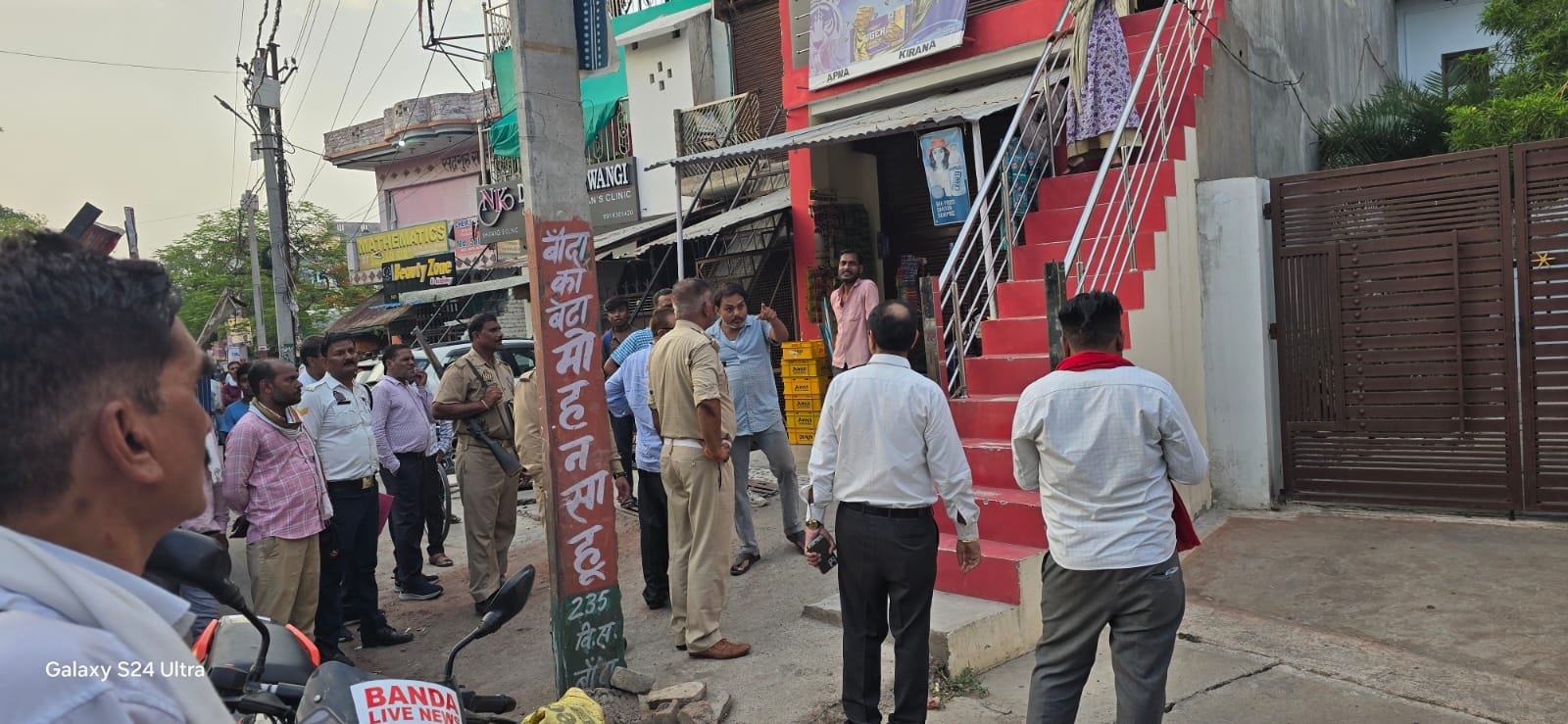 बिजली खेड़ा मार्ग पर अतिक्रमण के खिलाफ प्रशासन की बड़ी कार्रवाई, सड़क किनारे लगे ठेले और अस्थायी दुकानें हटाईं