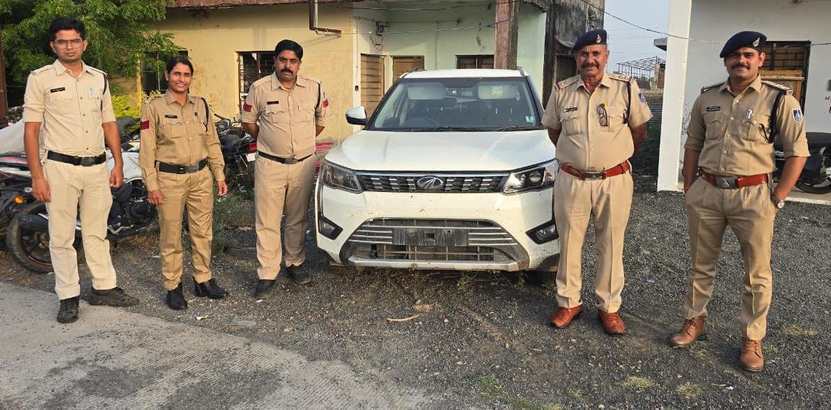 पुलिस थाना दलौदा प्रभारी रविन्द्र प्रताप डांगी व टीम की प्रभावी कार्यवाही चोरी हुई XUV 300 कार को बरामद करने में मिली सफलता 