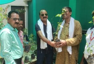 जरूरतमंदों को कपड़ा वितरण के साथ शिक्षा और पर्यावरण कर दिया संदेश