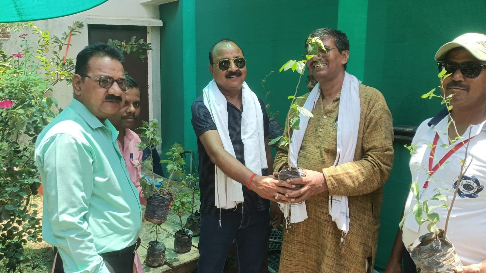 जरूरतमंदों को कपड़ा वितरण के साथ शिक्षा और पर्यावरण कर दिया संदेश