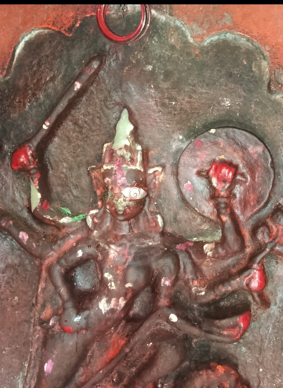 नरैनी में आस्था पर प्रहार: प्राचीन कारू देवी मंदिर की प्रतिमा खंडित, क्षेत्र में आक्रोश