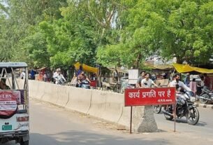 कुर्सी रोड पर बन रहे डिवाइडर पर स्ट्रीट लाइट खम्भे लगाना भूला पीडब्ल्यूडी
