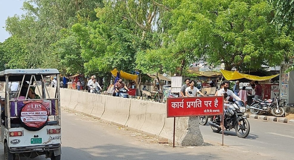 कुर्सी रोड पर बन रहे डिवाइडर पर स्ट्रीट लाइट खम्भे लगाना भूला पीडब्ल्यूडी