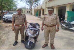 *जनता दरबार में पहुंचे दो युवकों के पहचान पत्रों की जांच, एसडीएम रिंकू सिंह राही ने वसूली की शिकायतों पर लिया संज्ञान*