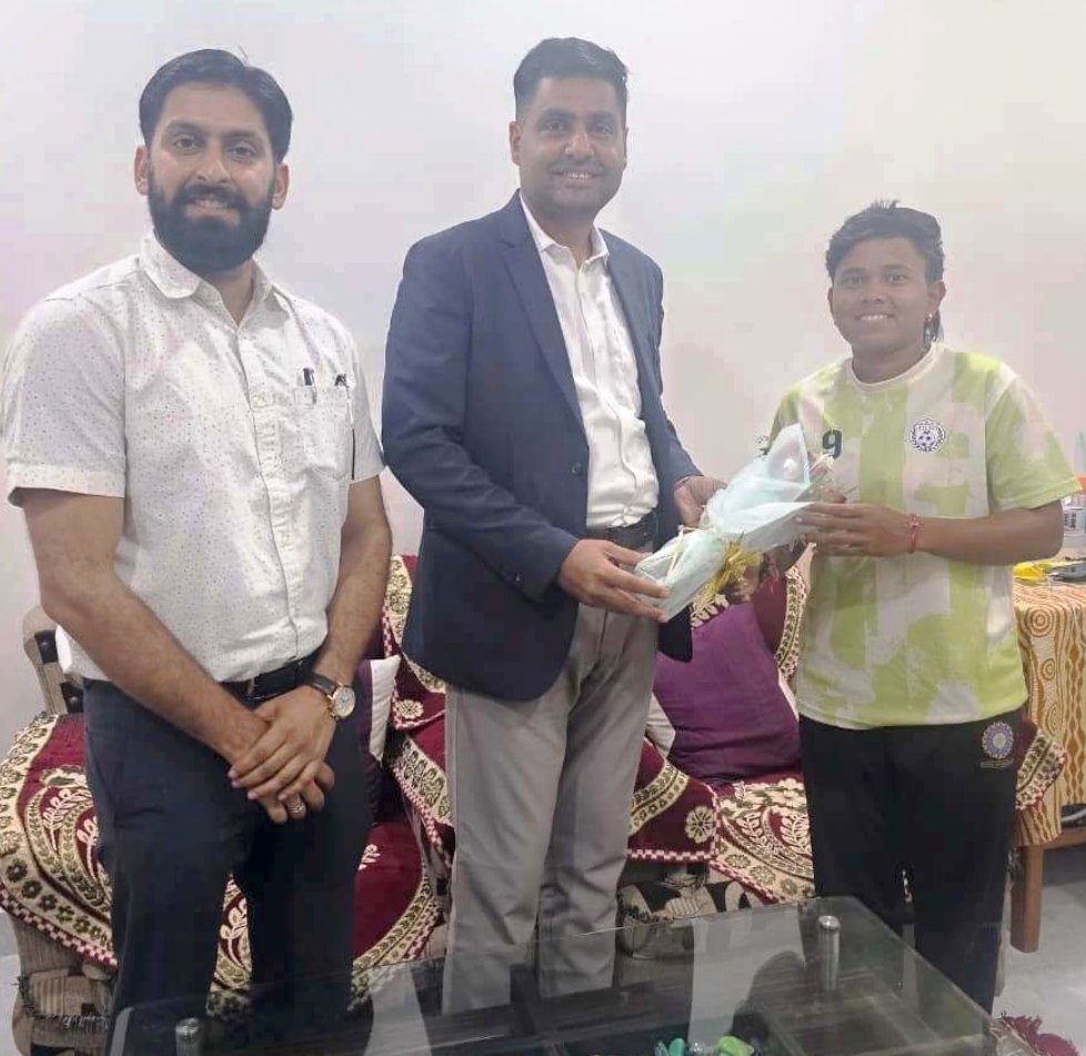 कलेक्टर ने महक नरवासे की उपलब्धि पर दी बधाई और शुभकामनाएं*
