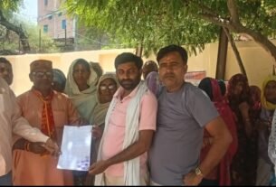 ध्वस्त सड़कें टूटी नालियों कचरे के ढेर से नागरिकों का आवागमन बाधित स्वच्छता अभियान चलाने को ज्ञापन सौपा
