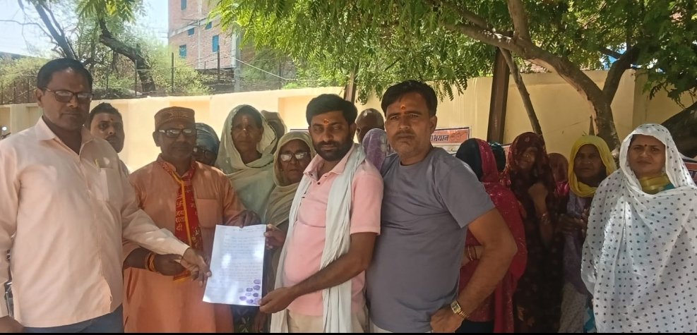 ध्वस्त सड़कें टूटी नालियों कचरे के ढेर से नागरिकों का आवागमन बाधित स्वच्छता अभियान चलाने को ज्ञापन सौपा