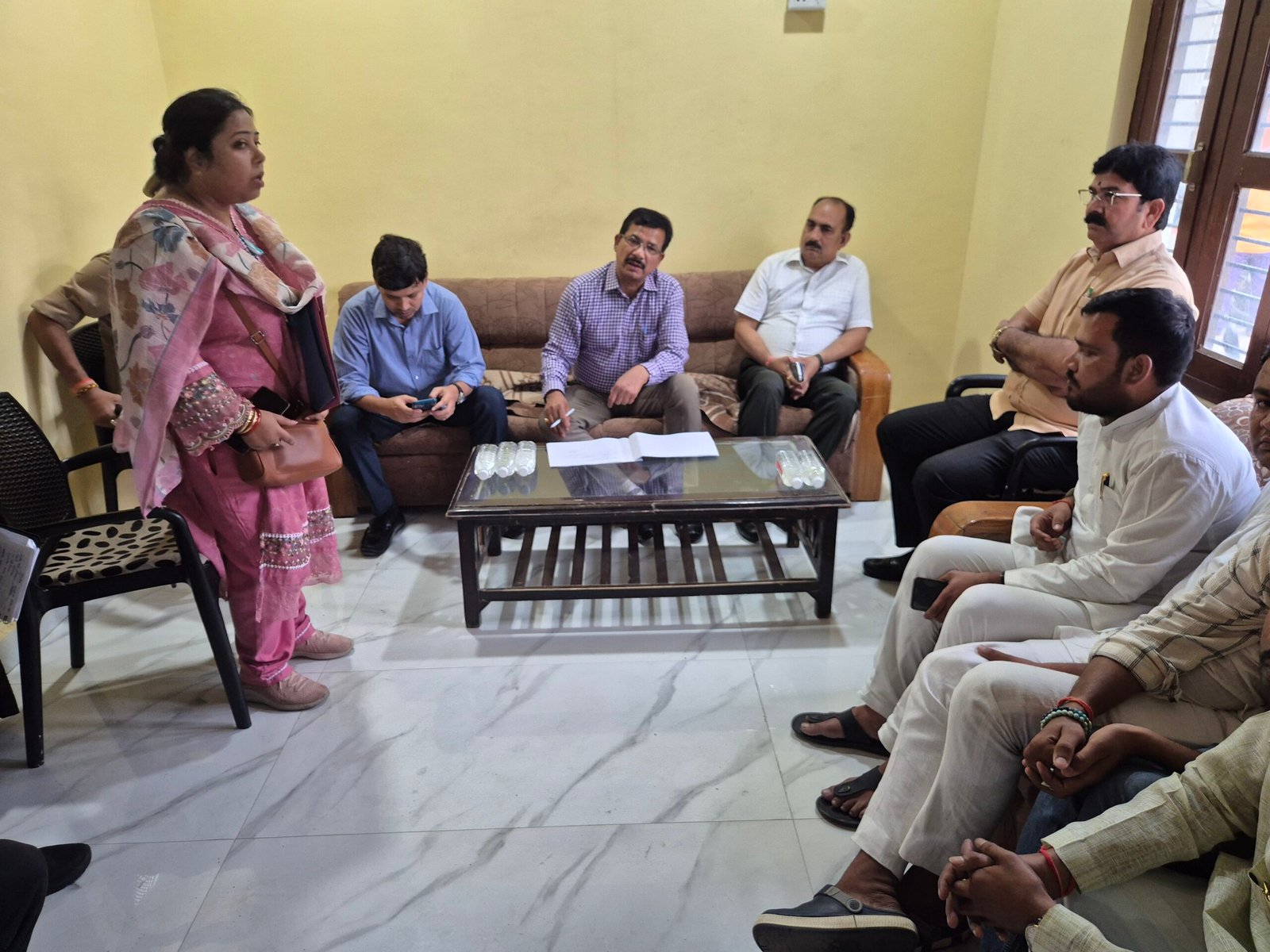 कोंच नगर पालिका का निरीक्षण, व्यवस्थाओं में सुधार के लिए जिलाधिकारी के सख्त निर्देश* 