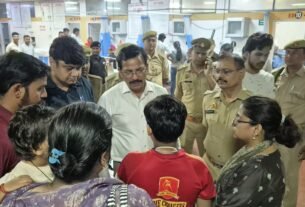 स्कूल बस हादसे में घायल बच्चों का हाल जानने मेडिकल कॉलेज पहुंचे डीएम व एसपी*