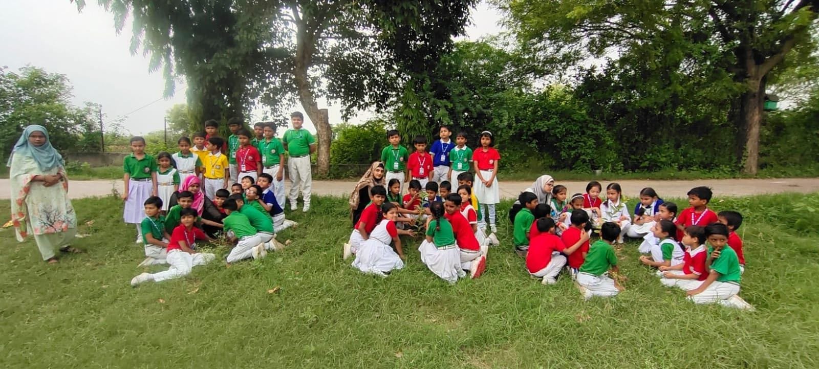 एक पेड माँ के नाम’ कार्यक्रम के अंतर्गत हिरा मॉडल स्कूल/ हिरा इस्लामिया इन्टर् कॉलेज में हुआ वृक्षारोपण*