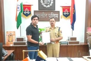 लूट का खुलासा करने वाली एसओजी टीम के प्रभारी रिंकू सिंह को एसपी ने किया सम्मानित