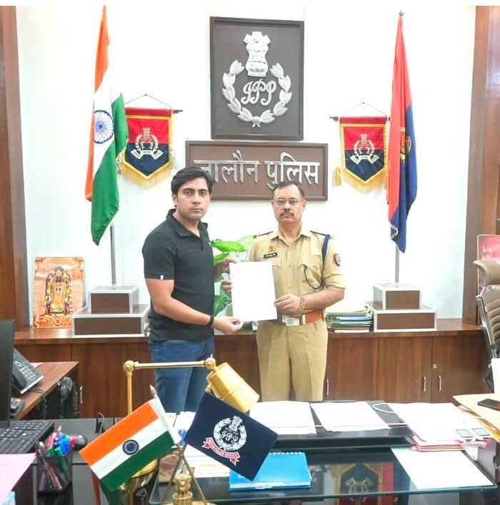 लूट का खुलासा करने वाली एसओजी टीम के प्रभारी रिंकू सिंह को एसपी ने किया सम्मानित