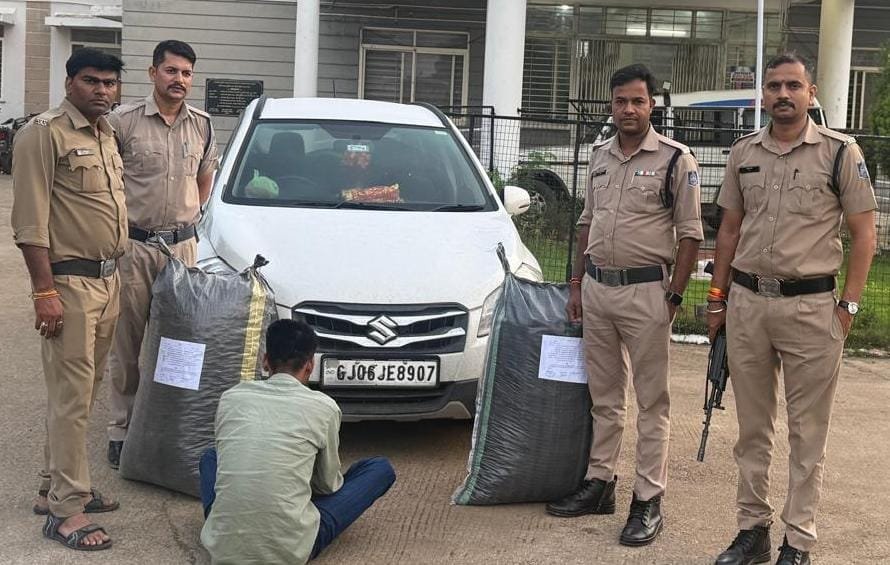 पुलिस थाना नीमच सिटी निरीक्षक व टीम को दो काले रंग के कट्टो मे भरा  मादक प्रदार्थ डोडाचुरा के साथ एक आरोपी गिरफ्तार