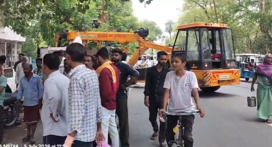 *बांदा में अतिक्रमण पर चला प्रशासन का बुलडोजर, सड़क सुरक्षा को लेकर सख्त कार्रवाई*
