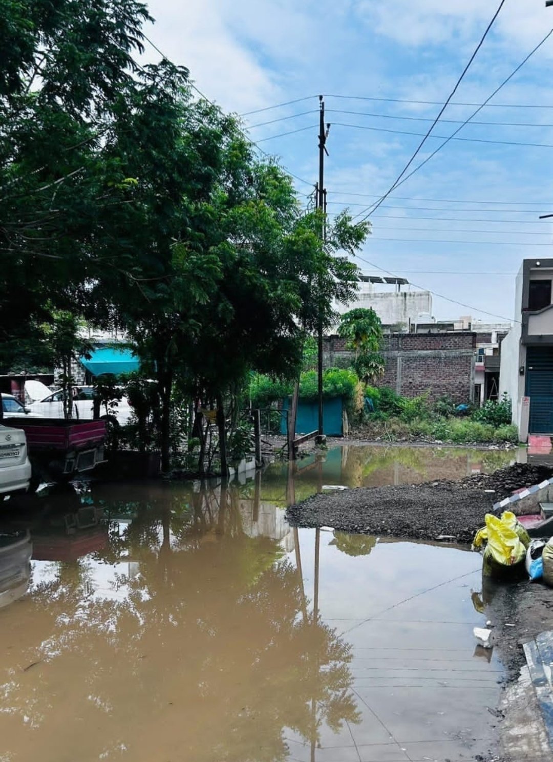 मामूली बारिश में ही तालाब बनती श्रीजी नगर की सड़कें, जलभराव से रहवासी परेशान