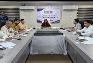 कलेक्टर श्रीमती प्रजापति ने उत्कृष्ट सेवा सेतु प्रबंधकों प्रशस्ति-पत्र एवं पौधा भेंट कर किया सम्मानित*