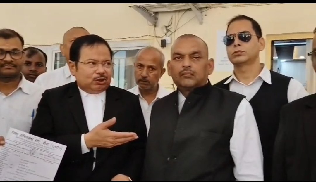 छात्रों पर लाठीचार्ज के विरोध में बार एसोसिएशन बांदा ने राष्ट्रपति को भेजा ज्ञापन*