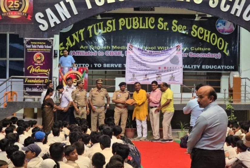 *संत तुलसी पब्लिक स्कूल में सड़क सुरक्षा जागरूकता कार्यक्रम आयोजित, बच्चों ने लिया यातायात नियमों के पालन का संकल्प* मोबाइल छोड़ें, सड़क पर ध्यान जोड़ें।”