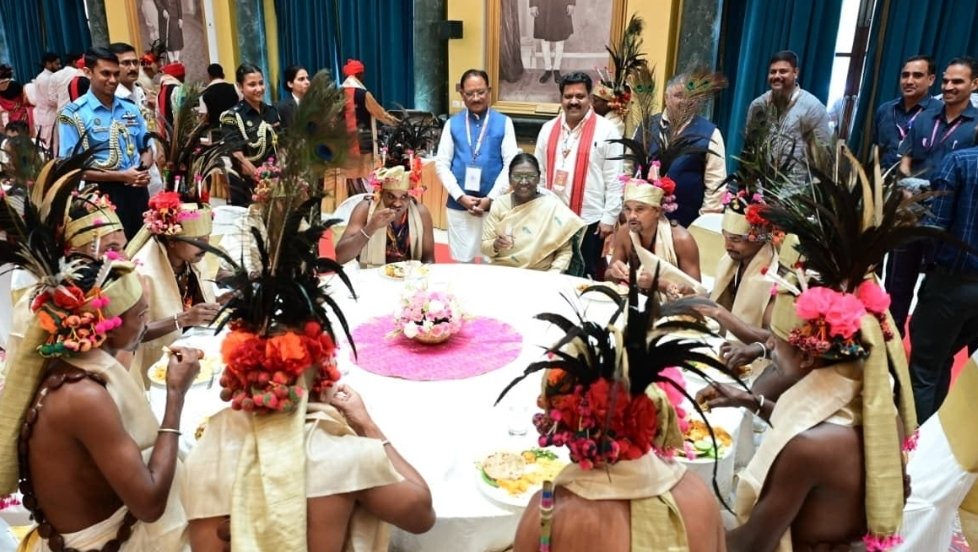 महामहिम राष्ट्रपति श्रीमती द्रौपदी मुर्मु के आत्मीय स्वागत से बस्तर का प्रतिनिधिमंडल हुआ अभिभूत*